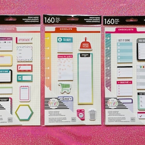 Puede incluir: Tres paquetes de notas adhesivas de colores con diferentes temas: Citas, Vida en el hogar y Listas de verificación. Cada paquete incluye 160 hojas de notas adhesivas con varios diseños y diseños.