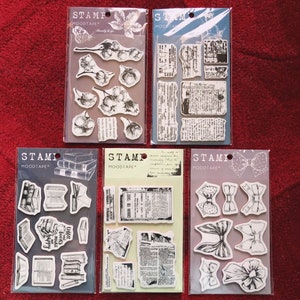 Moodtape の 4.5 x 6.5 インチのゴム製スタンプ セット 5 種類 - リボン/図書館の本/コットン/本のプリント