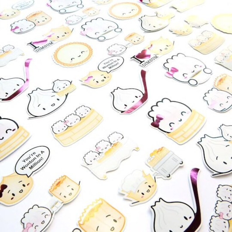 Op de afbeelding: Een verzameling kleurrijke stickers met cartoon-dumplings in verschillende poses. Sommige stickers hebben tekst, waaronder "I Dimsum", "You're Wonton in a Million!" en "Dimsum".