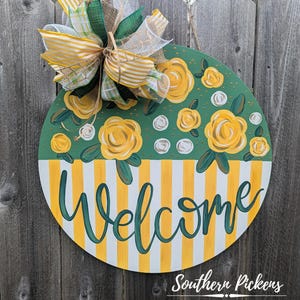 Colgador de puerta de bienvenida con rayas florales / Decoración para puerta de entrada de primavera y verano / Letrero de porche con rosas amarillas / Alternativa a la corona de granja sureña