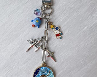 Llavero esmaltado con diseño de astronauta de ciencia ficción / Dije para bolso "Proyecto Ave María"