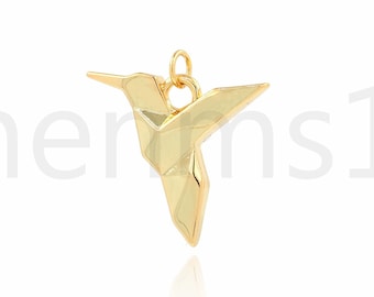 Könnte beinhalten: Goldfarbener Origami-Kolibri-Anhänger. Der Anhänger ist aus Metall und hat ein geometrisches Design.
