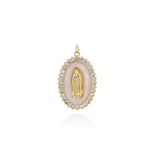 Puede incluir: Pendiente ovalado de oro con una imagen blanca y dorada de la Virgen María rodeada de brillantes transparentes.