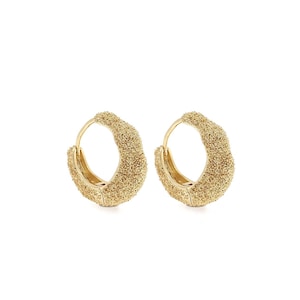 Orecchini smerigliati, orecchini irregolari riempiti in oro 18 carati, orecchini delicati, regalo per lei, orecchini Huggie a cerchio, orecchini astratti, 18x19x7mm