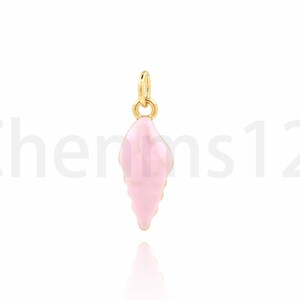 Könnte beinhalten: Ein goldfarbener Anhänger in Form einer rosa Muschel. Der Anhänger hat oben eine Öse zum Anbringen an einer Halskette oder einem Armband.