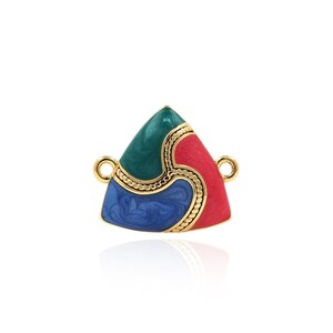 Puede incluir: Un colgante triangular dorado con un diseño de esmalte azul, verde y rojo. El colgante tiene dos bucles en la parte superior para sujetar una cadena.