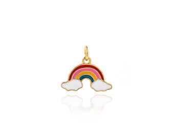 Könnte beinhalten: Ein goldfarbener Regenbogen-Anhänger mit einem rot, rosa, gelb und türkis farbenen Regenbogen-Design. Der Anhänger hat zwei weiße Wolkenakzente und eine kleine Schlaufe zum Befestigen an einer Halskette oder einem Armband. Der Anhänger ist vor weißem Hintergrund.