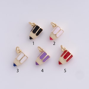 Op de afbeelding: Vijf goudkleurige potloodbedels met kleurrijke emaille accenten. Elke bedel heeft een andere kleur voor de potloodpunt en de gum, waaronder zwart, roze, blauw, paars en rood. Deze bedels zijn ideaal voor het maken van sieraden.