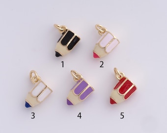 Può includere: Cinque ciondoli a forma di matita color oro con accenti di smalto colorato. Ogni ciondolo presenta un colore diverso per la punta e la gomma della matita, tra cui nero, rosa, blu, viola e rosso. Questi ciondoli sono ideali per la creazione di gioielli.