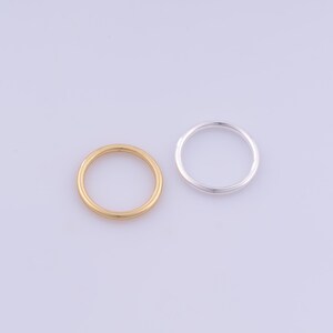 以下が含まれることがあります： 明るい背景に、金色のリングと銀色のリングの2つのシンプルなリングが表示されています。 リングは円形で、金属製のように見えます。 金色のリングは左側に、銀色のリングは右側にあります。