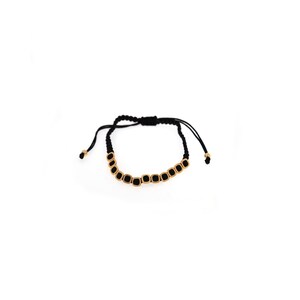 Pode incluir: Pulseira de macramé preta com uma fileira de pequenas contas quadradas pretas emolduradas em dourado. A pulseira tem cordões pretos ajustáveis com detalhes de contas douradas nas extremidades. A pulseira é exibida em um fundo branco.