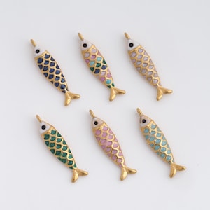 Puede incluir: Seis colgantes decorativos con forma de pez, con detalles dorados. Cada colgante presenta un patrón de color único, incluyendo azul, verde, rosa y tonos pastel. Tienen un pequeño lazo en la parte superior para joyería o manualidades.