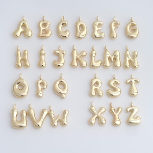 Op de afbeelding: Een verzameling goudkleurige alfabetletterbedels, elk met een afgerond, bubbelachtig ontwerp. De letters A t/m Z worden weergegeven, elk met een kleine lus aan de bovenkant voor bevestiging. Ideaal voor het maken van sieraden.