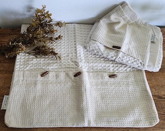 Fundas de almohada tamaño king con tejido gofrado de Park B Smith Eco-Ordinates, cierre de botones de madera, estilo campestre bohemio.