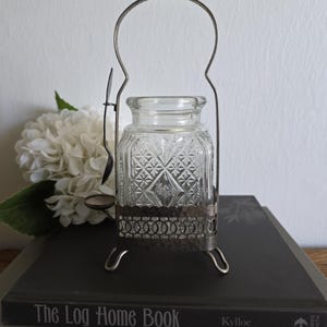 Vintage slipad glasburk med castorgurka och silverpläterad dekorativ blommig handtag och sked