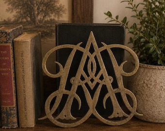 Sottopentola/piastra portaoggetti vintage in ottone con monogramma Queen Anne, Virginia Metalcrafters, 1950.