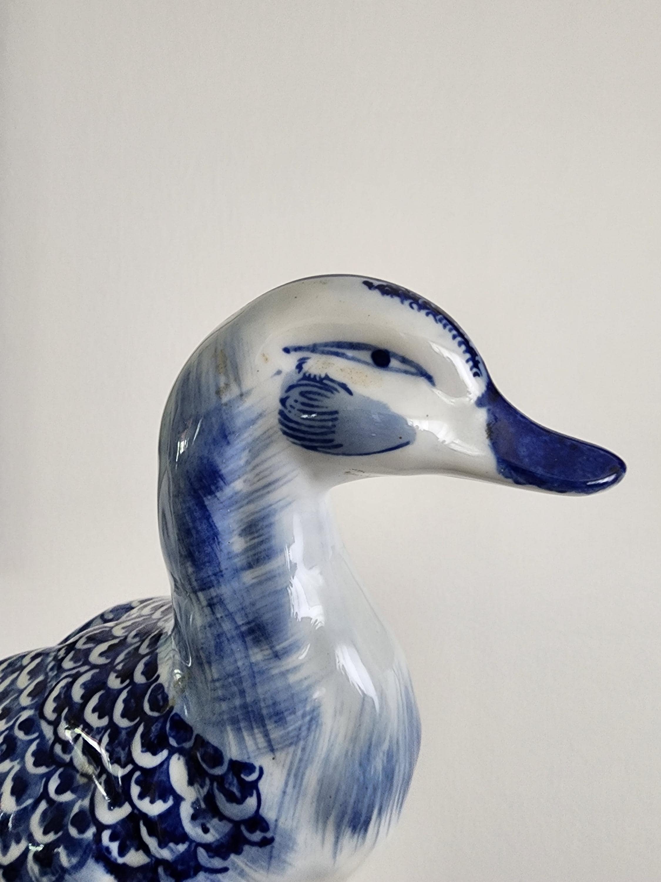 ヴィンテージの大型陶器製アヒル鳥コバルトブルー＆ホワイト手描き
