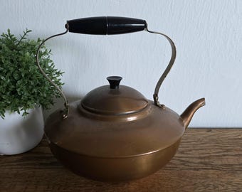 Tetera de metal de cobre macizo con tapa, estilo rústico vintage, fabricada en Portugal.