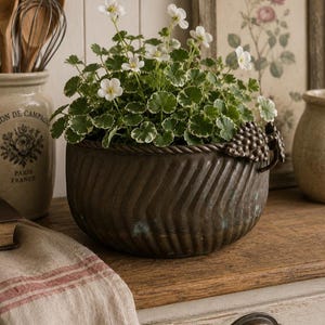 Maceta ornamental de interior con asa, de metal de cobre antiguo/vintage de Mjardinière.