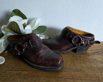 Botas estilo zueco Frye vintage de piel color marrón oscuro con cinturón y punta cuadrada, talla 7