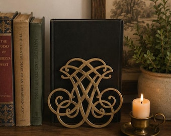 Sottopentola/piastra termica Monticello in ottone massiccio con monogramma Thomas Jefferson, prodotta da Virginia Metalcrafters.