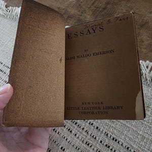 Puede incluir: Un libro antiguo titulado "Essays" de Ralph Waldo Emerson, publicado por Little Leather Library Corporation en Nueva York. El libro tiene una cubierta y p&aacute;ginas marrones, con el t&iacute;tulo y el nombre del autor impresos en la cubierta.