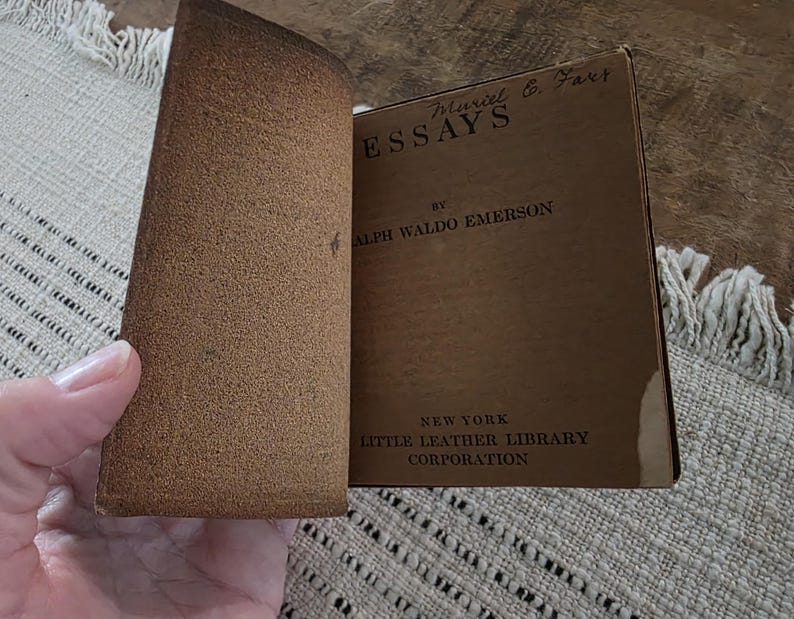 Puede incluir: Un libro antiguo titulado "Essays" de Ralph Waldo Emerson, publicado por Little Leather Library Corporation en Nueva York. El libro tiene una cubierta y p&aacute;ginas marrones, con el t&iacute;tulo y el nombre del autor impresos en la cubierta.