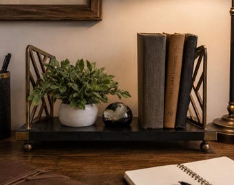 Vintage Decorative Crafts Inc. Supporto rialzato per libri/riviste in ottone massiccio e legno, decorato con motivi ornamentali.