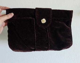 Pochette vintage Carpetbags of America in velluto marrone con chiusura a cerniera e logo dorato.