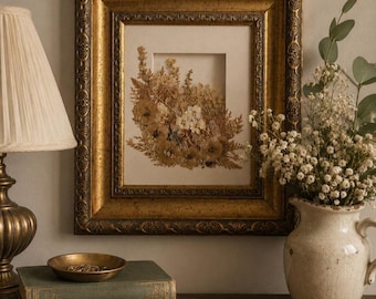 Vintage, door een kunstenaar gesigneerde, unieke wanddecoratie met gedroogde bloemen in een sierlijke gouden lijst.