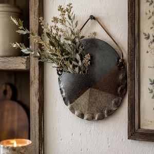 Macetero de pared de cerámica artesanal en tonos bohemios y terrosos.
