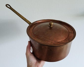 Pentola antica in rame e ottone stile rustico francese con coperchio, prodotta in Francia.