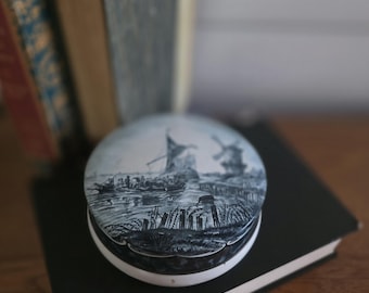 Vintage Riley's Toffee Rund Metallplåtlåda Tillverkad i England / Blå Holländsk Väderkvarnsscen