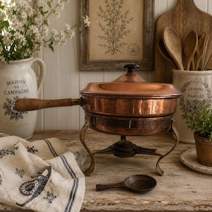 Chafing pan en cuivre et laiton, style cottage français vintage, avec couvercle et support chauffant.