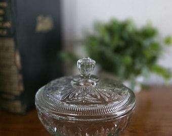 Plato vintage de cristal transparente grabado con tapa de Avon para dulces o joyas.