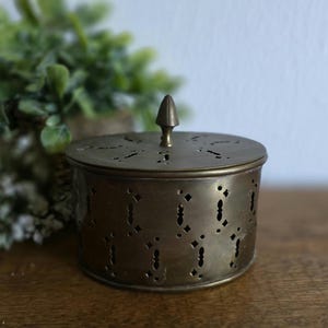 Könnte beinhalten: Rustikales Holzschild mit dem Text "Welcome to our home" in weißer Schrift. Das Schild hat eine Used-Optik und ein schlichtes, einladendes Design, ideal für die Eingangsbereichsdekoration.