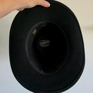 Pu&ograve; includere: Un cappello in feltro nero con tesa larga e corona strutturata. L'interno presenta una fascia tergisudore in tessuto nero e un'etichetta bianca stampata con il testo Pendleton, 100% pure virgin wool, Portland, Oregon, made in USA, all'interno.