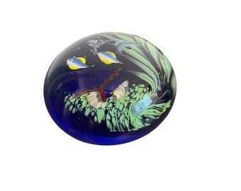 Pisapapeles de cristal artístico estilo Murano con escena submarina de peces tropicales y arrecifes de coral.