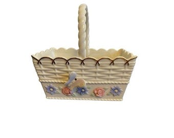 Cesta floral de mariposa de porcelana Lenox con textura tejida y ribete de oro de 24k en color marfil pastel.