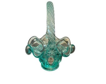 Cesta de cristal artístico Fenton azul verdoso con volantes y asa retorcida, hecha a mano en EE. UU.