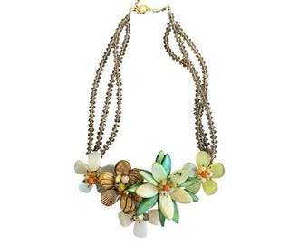 Collar llamativo Nakamol Green Shell Flower de múltiples hebras en tono dorado estilo boho babero