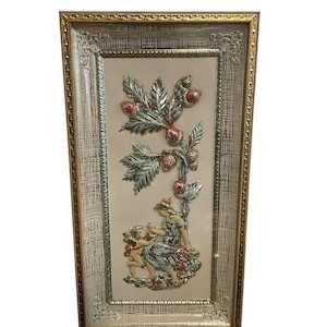 Może przedstawiać: Oprawione dzieło sztuki z reliefem przedstawiającym gałąź z czerwonymi owocami i zielonymi liśćmi. Poniżej kobieta i dziecko przedstawione w klasycznym stylu. Rama jest złota i srebrna, co dodaje ozdobnej estetyki.