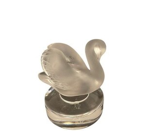 Bandeja para anillos de cisne de cristal esmerilado Lalique France, firmada, de vidrio artístico, transparente.