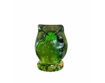 Statuetta vintage di gufo in vetro verde Lefton, decorazione MCM con bolle controllate.