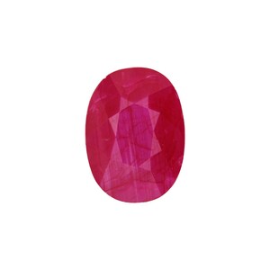 Puede incluir: Una gema de rubí facetada de forma ovalada. La gema es de un color rojo intenso y vibrante con reflejos internos. El corte revela múltiples facetas, realzando su brillo. El rubí está sobre un fondo blanco liso.