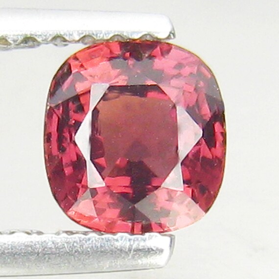 Rubis Naturel De 1,06 Ct – Certifié GIL, Ovale, Rouge Vif, Chauffé, Très Peu D'inclusions – Provenance Mozambique