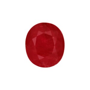 Puede incluir: Una gema facetada, de forma ovalada y de color rojo intenso. La gema tiene una superficie pulida con múltiples facetas que reflejan la luz. La piedra se encuentra sobre un fondo blanco liso, resaltando su color y forma.