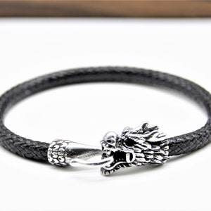 Drachen Lederarmband für Männer: Edelstahlverschluss, schwarze gewachste Schnur