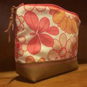 anni 70 retrò fiore cosmetici di potenza / borsa da toilette - zip pouch. Tessuto vintage degli anni 1970. Vera pelle di alta qualità. Interno impermeabile.