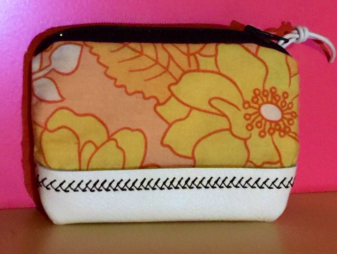 Vintage Zipper Coin Pouch / Change Purse. Handmade vintage Fabric Coin